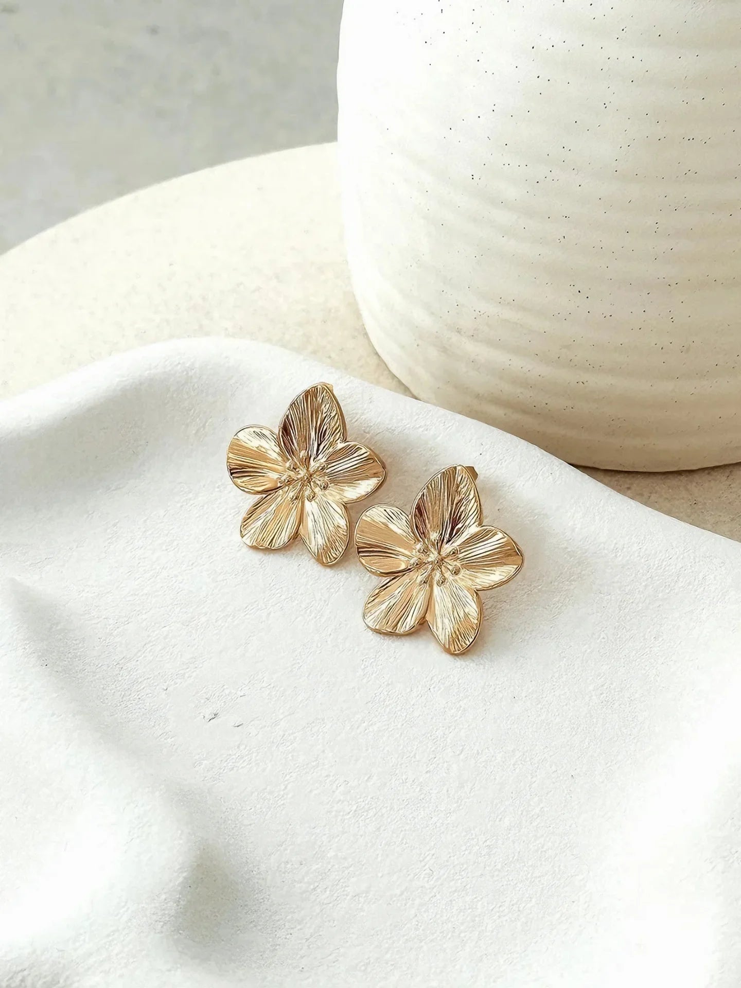 PENDIENTES FLORALES CON BAÑO DE ORO - ZYRO